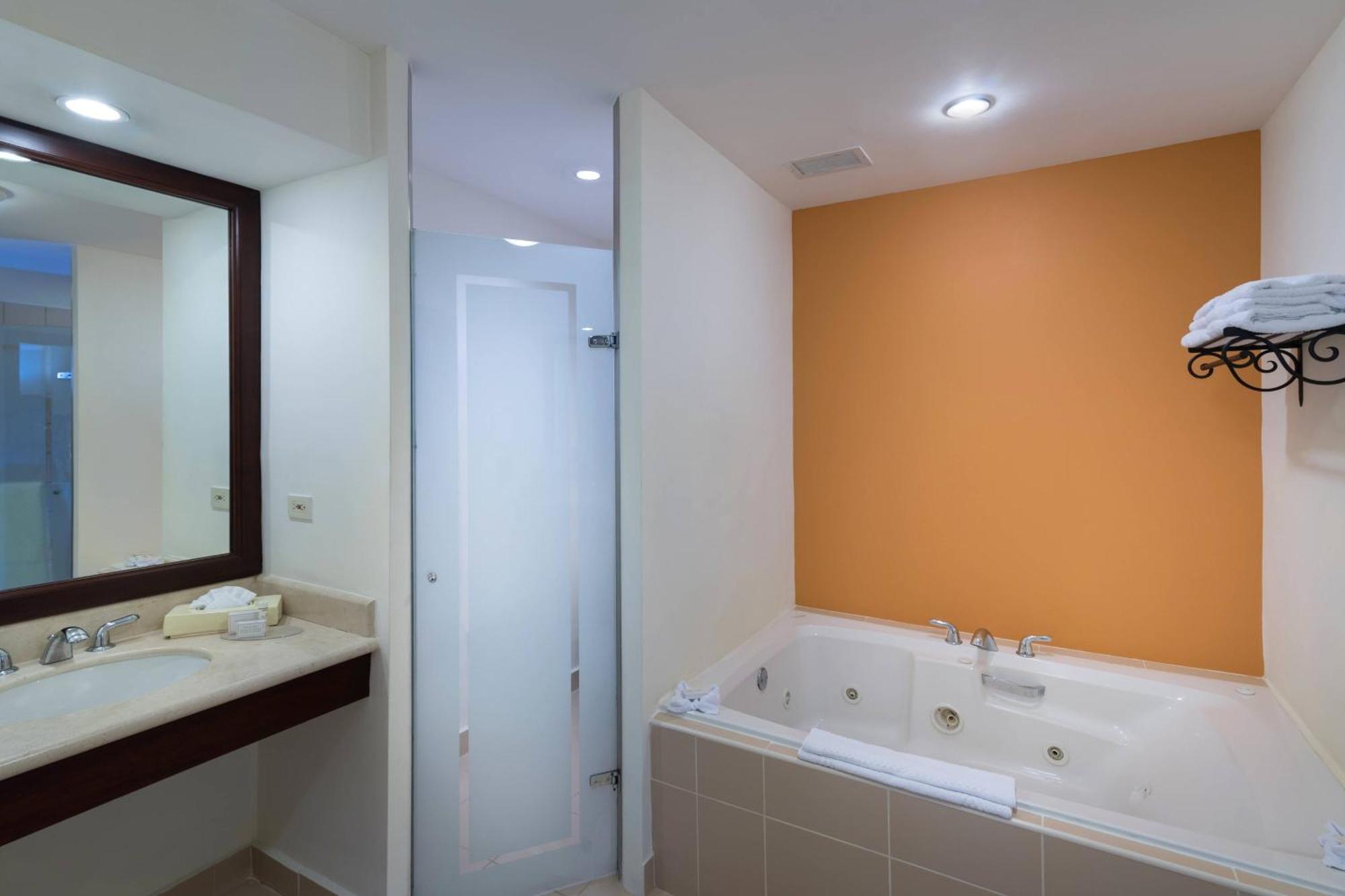 Hotel Courtyard By Marriott Santo Domingo Esterno foto